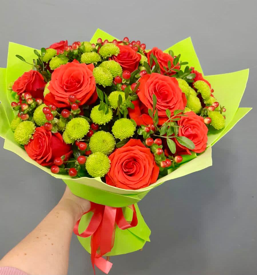 Букет цветов из: Хризантемы и Розы в Солянке