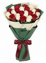 Букет Микс из красных и белых роз в Солянке