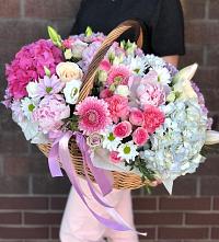 Цветочная композиция из Розы, Хризантемы, Пионы и Лизиантусы в корзине в Солянке