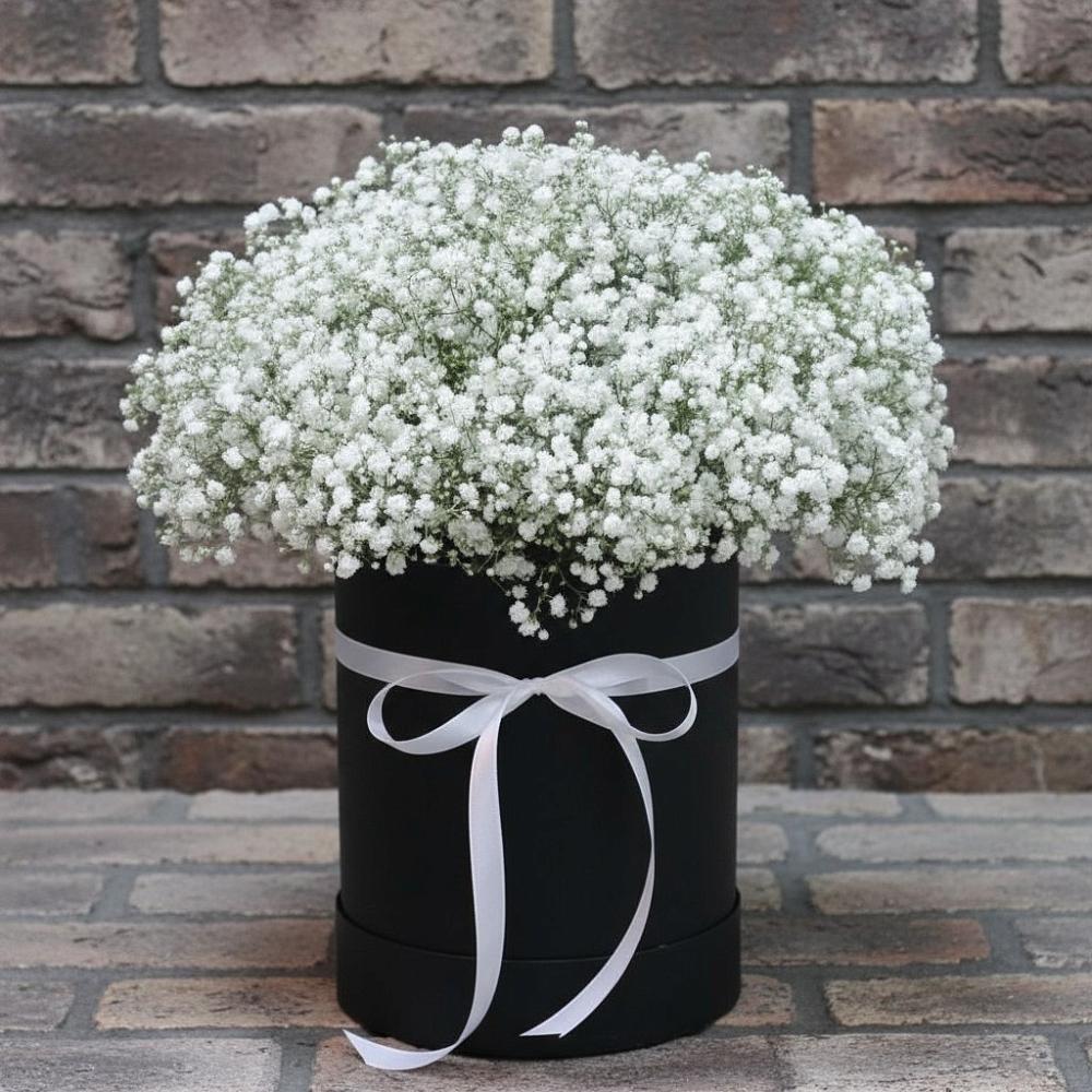 Цветочная композиция из Гипсофила в шляпной коробке в Солянке