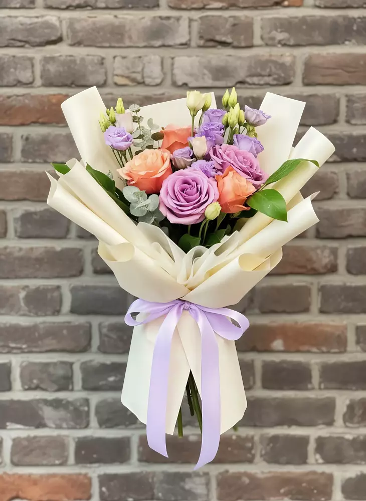 Букет цветов из: Лизиантусы и Розы в Солянке