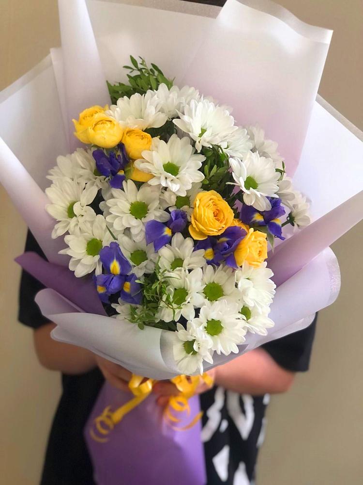 Букет цветов из: Ирисы, Хризантемы и Розы в Солянке