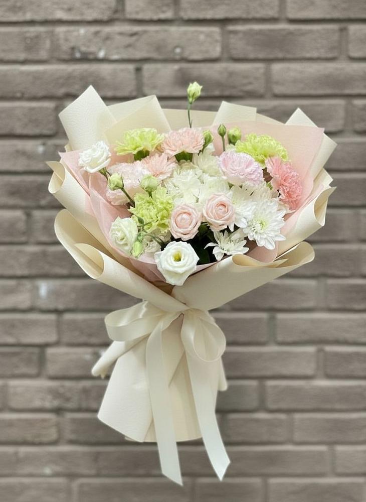 Букет цветов из: Гвоздики, Розы, Лизиантусы и Хризантемы в Солянке