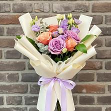 Букет цветов из:  Лизиантусы и Розы в Солянке