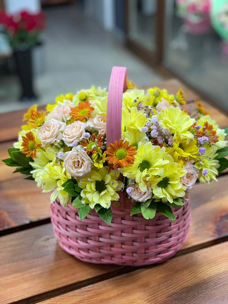 Цветочная композиция из Хризантемы и Розы в корзине в Солянке