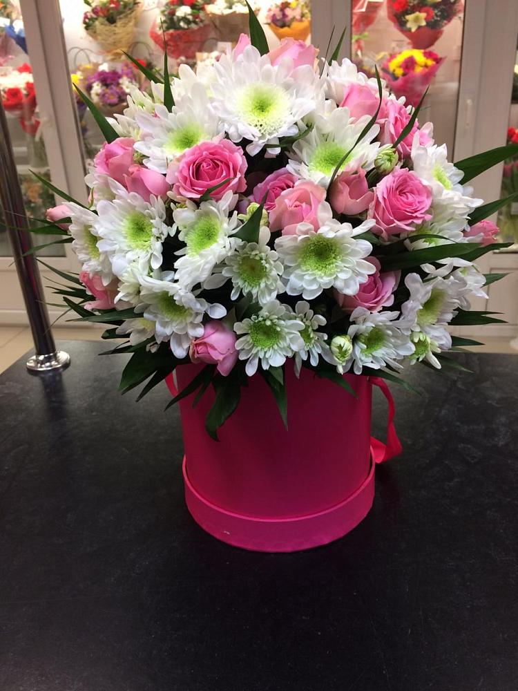 Цветочная композиция из Розы и Хризантемы в шляпной коробке в Солянке