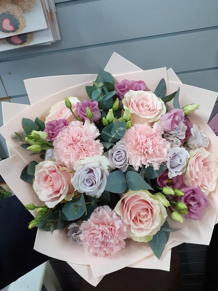 Букет цветов из: Розы, Гвоздики и Лизиантусы в Солянке