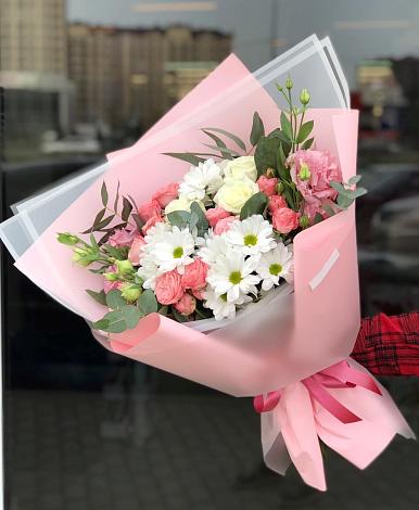 Букет цветов из: Розы, Лизиантусы и Хризантемы в Солянке